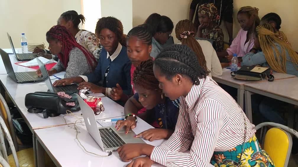Étudiantes en formation numérique sur ordinateurs portables
